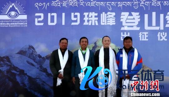 西藏迎2019珠峰“登山季” 64名先遣队开赴赴大本营